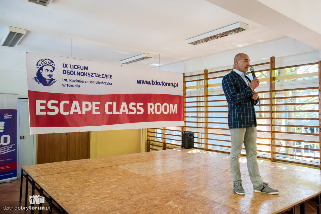 Escape Class Room w IX LO
