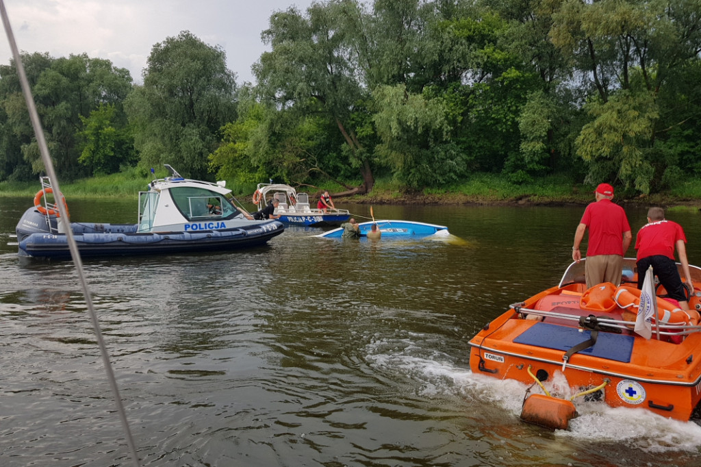 Szkwał powalił żaglówki na wodzie