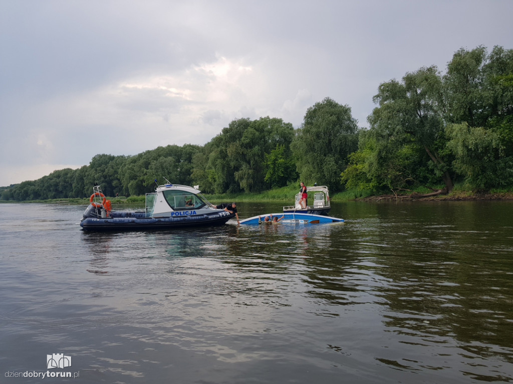 Szkwał powalił żaglówki na wodzie