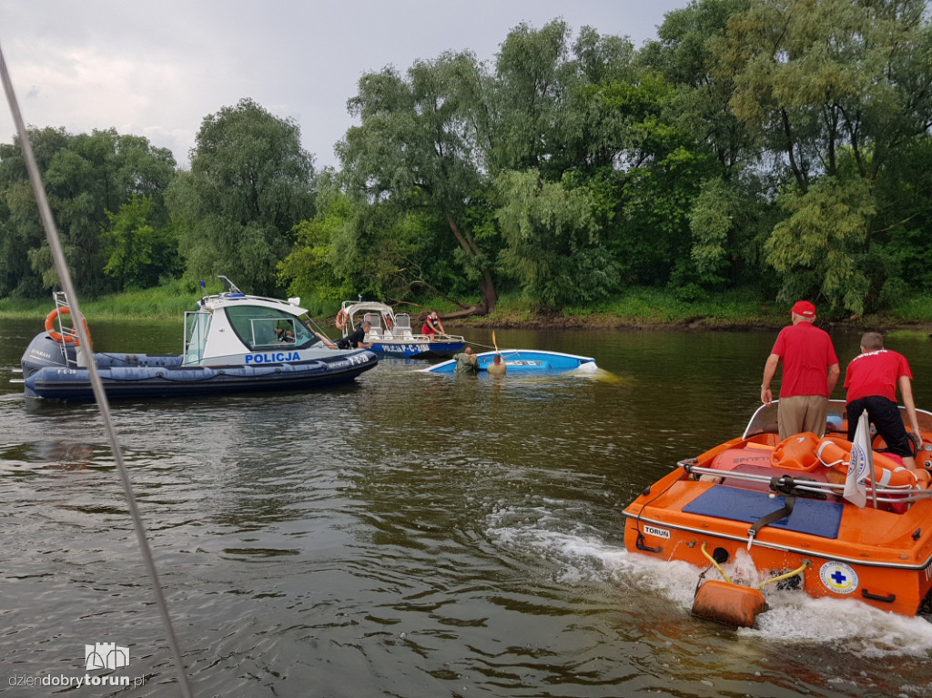 Szkwał powalił żaglówki na wodzie