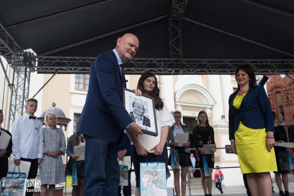 Najlepsi odebrali świadectwa
