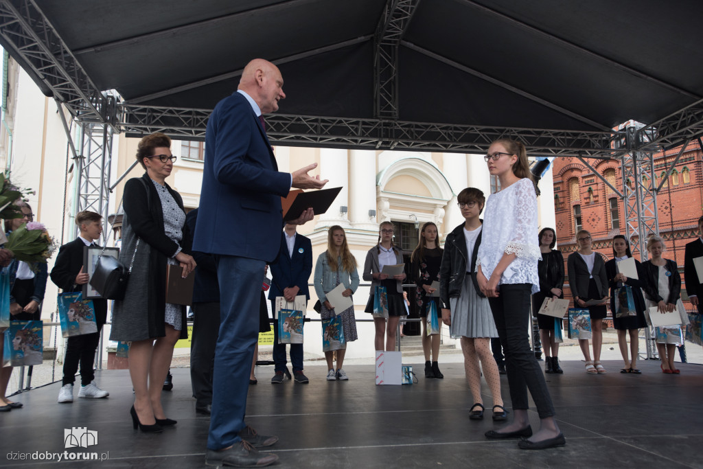Najlepsi odebrali świadectwa