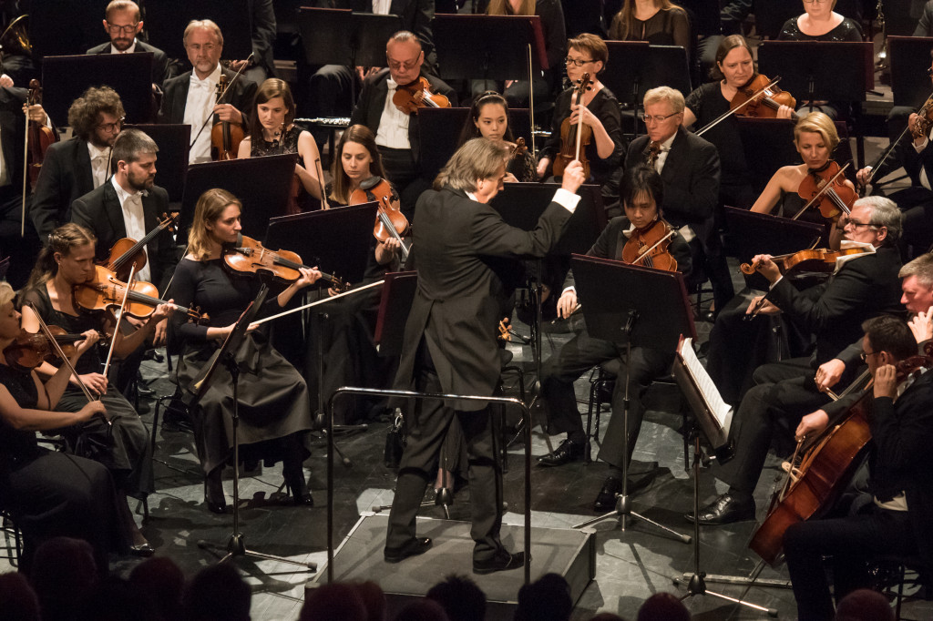 Dwie orkiestry na jednej scenie