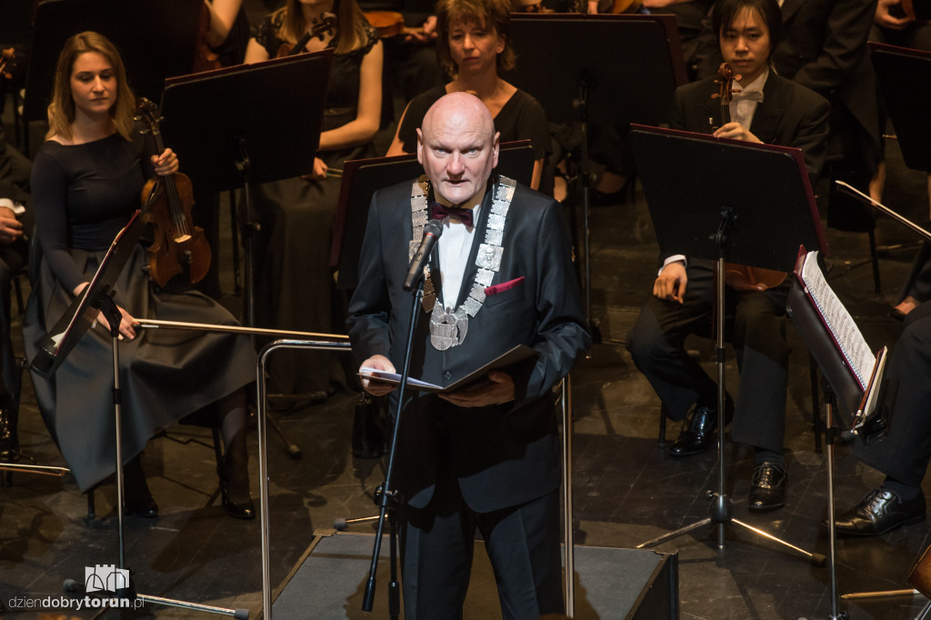 Dwie orkiestry na jednej scenie