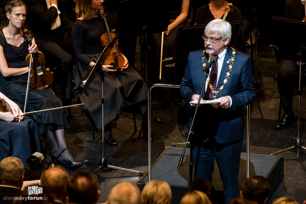 Dwie orkiestry na jednej scenie