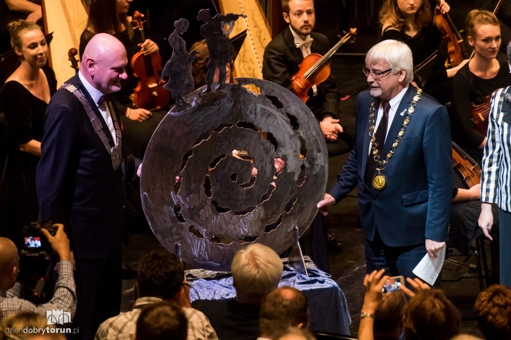 Dwie orkiestry na jednej scenie