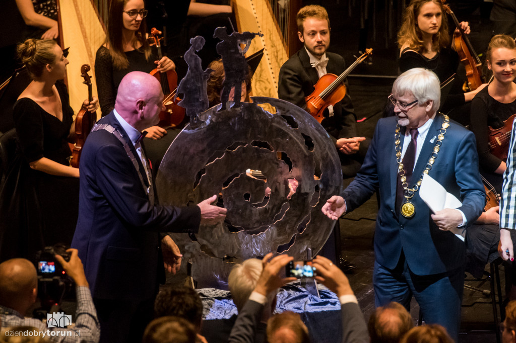 Dwie orkiestry na jednej scenie