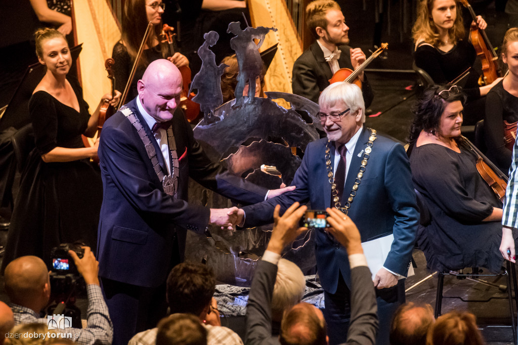 Dwie orkiestry na jednej scenie