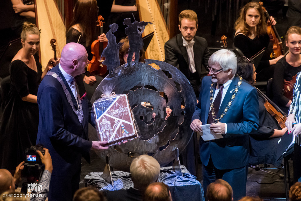 Dwie orkiestry na jednej scenie