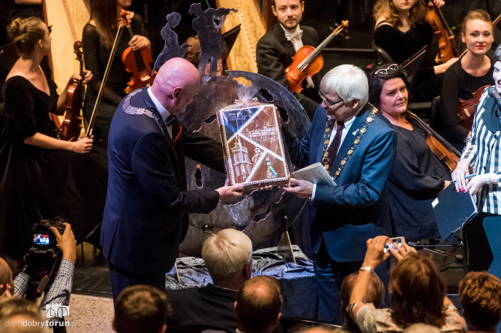 Dwie orkiestry na jednej scenie