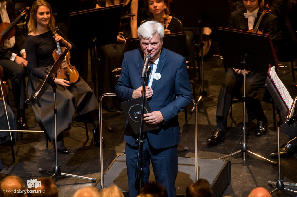 Dwie orkiestry na jednej scenie