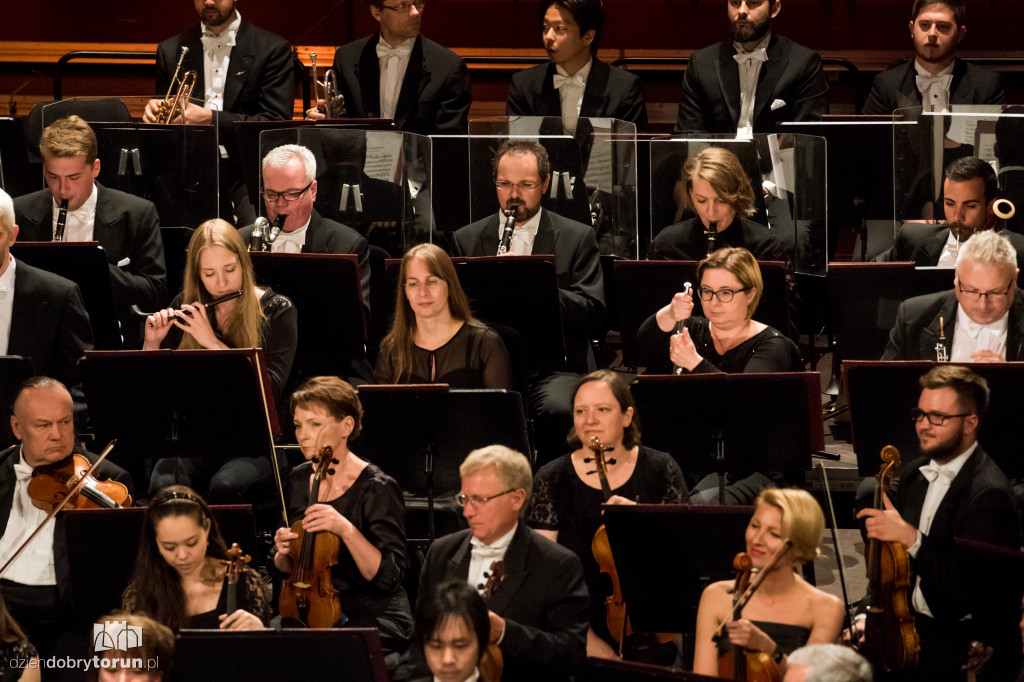 Dwie orkiestry na jednej scenie