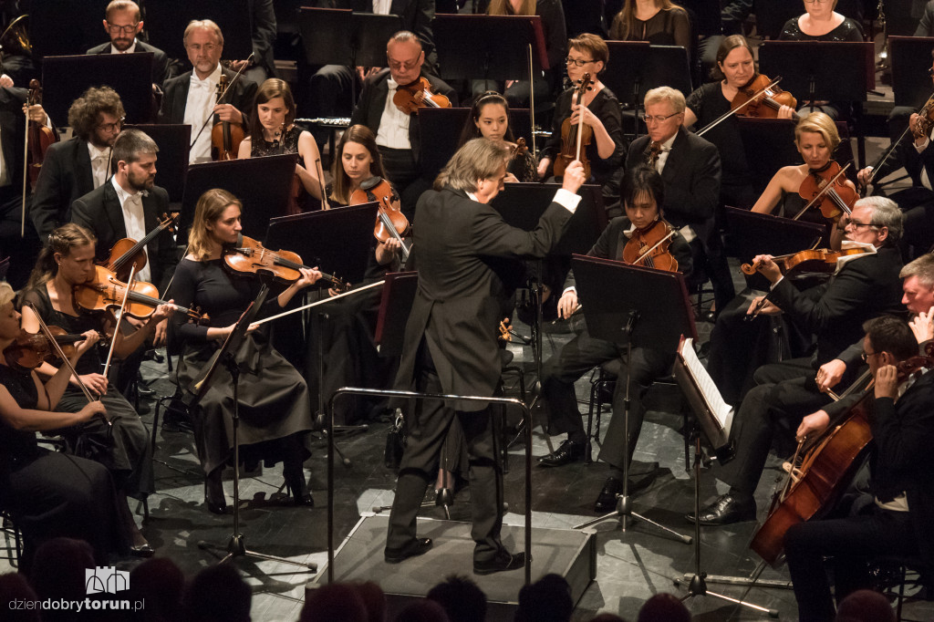 Dwie orkiestry na jednej scenie
