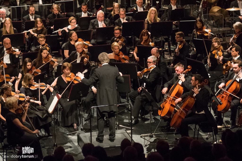 Dwie orkiestry na jednej scenie