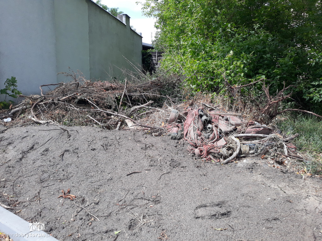 Ul. Podgórna tonie w śmieciach