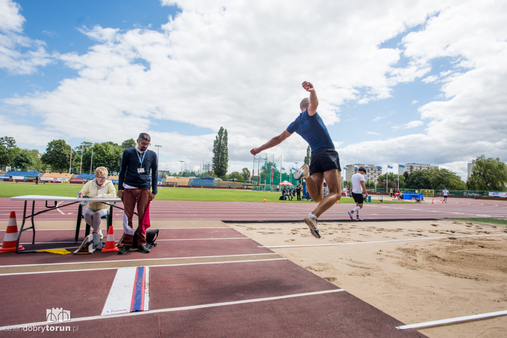Zawody lekkoatletyczne na stadionie