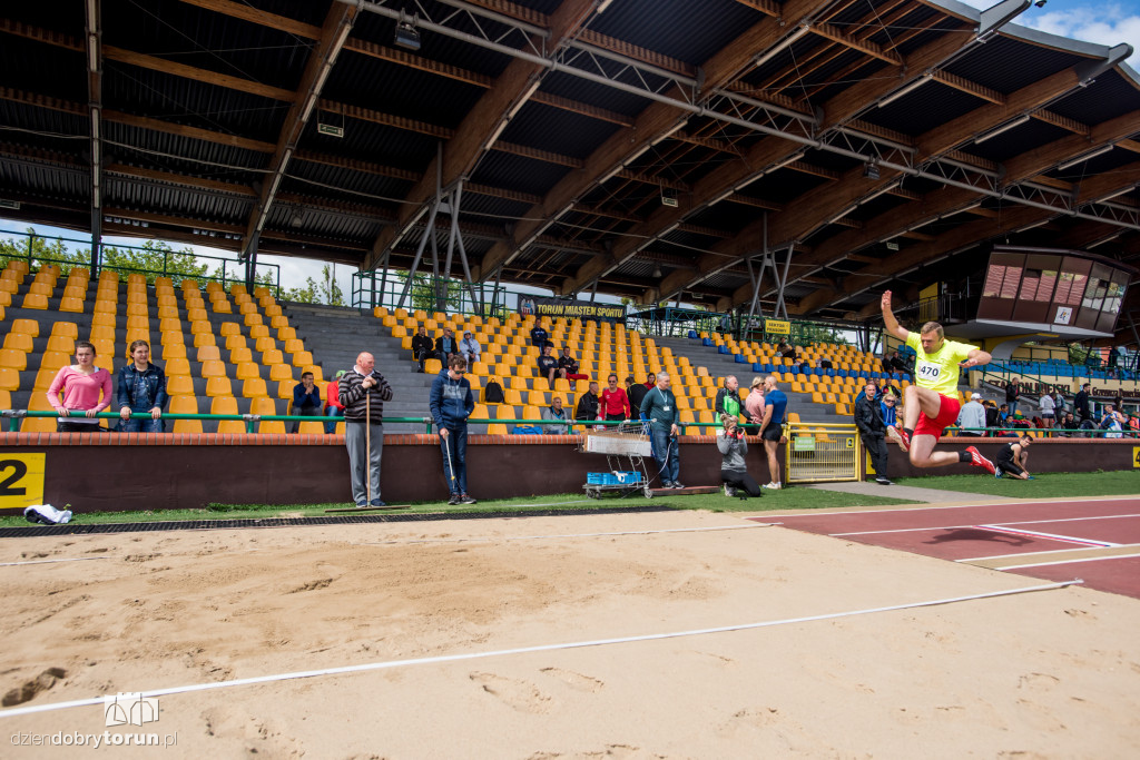 Zawody lekkoatletyczne na stadionie