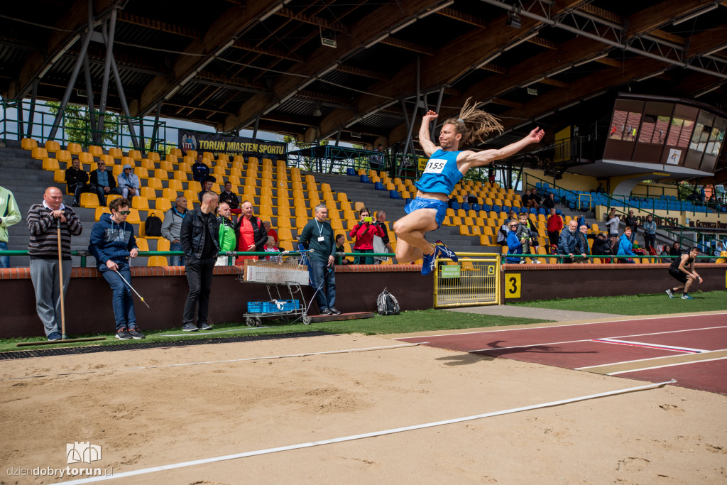 Zawody lekkoatletyczne na stadionie