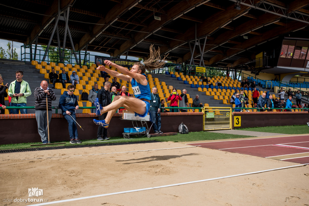 Zawody lekkoatletyczne na stadionie