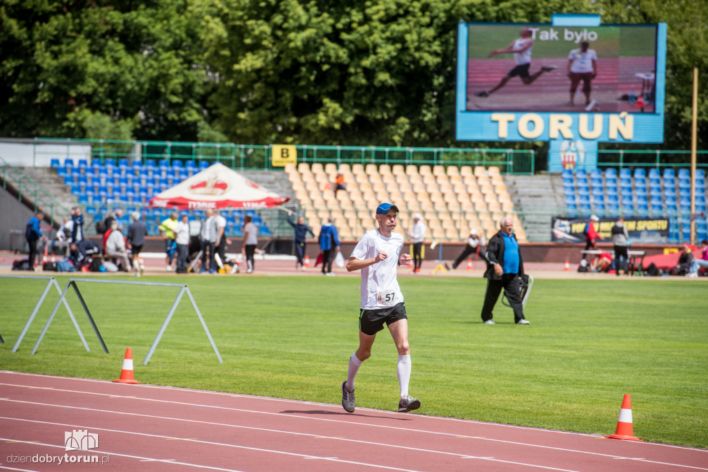 Zawody lekkoatletyczne na stadionie
