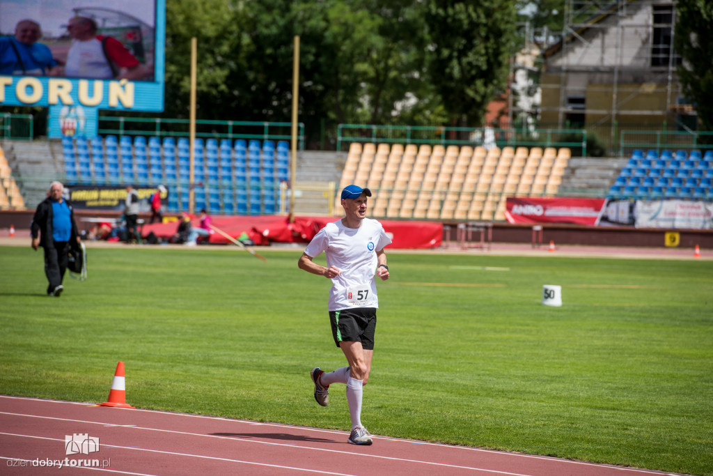 Zawody lekkoatletyczne na stadionie