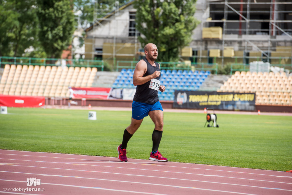 Zawody lekkoatletyczne na stadionie