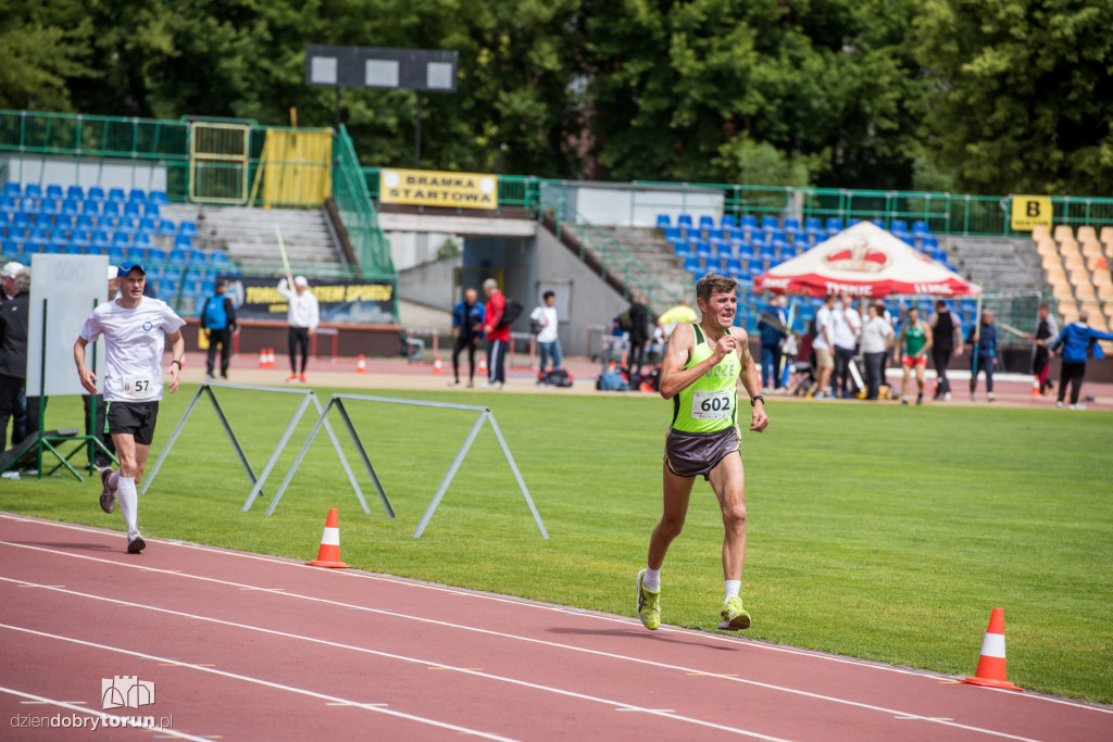 Zawody lekkoatletyczne na stadionie
