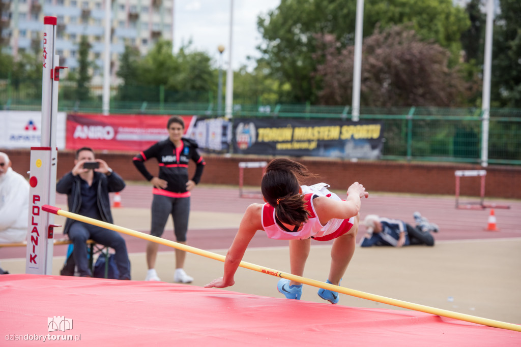 Zawody lekkoatletyczne na stadionie