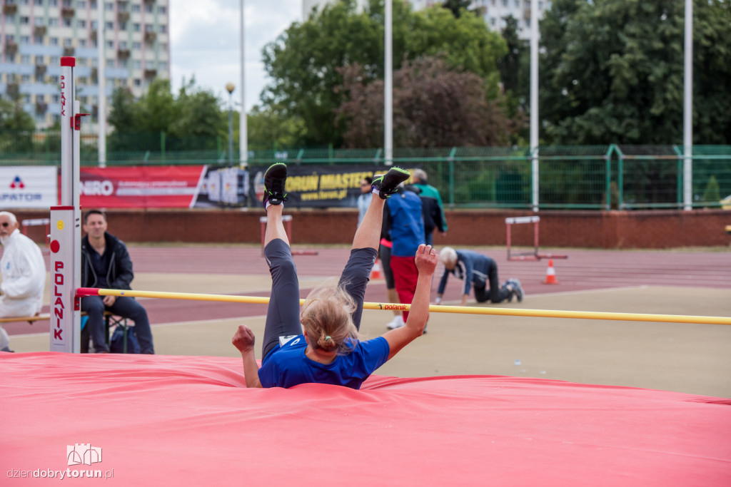 Zawody lekkoatletyczne na stadionie