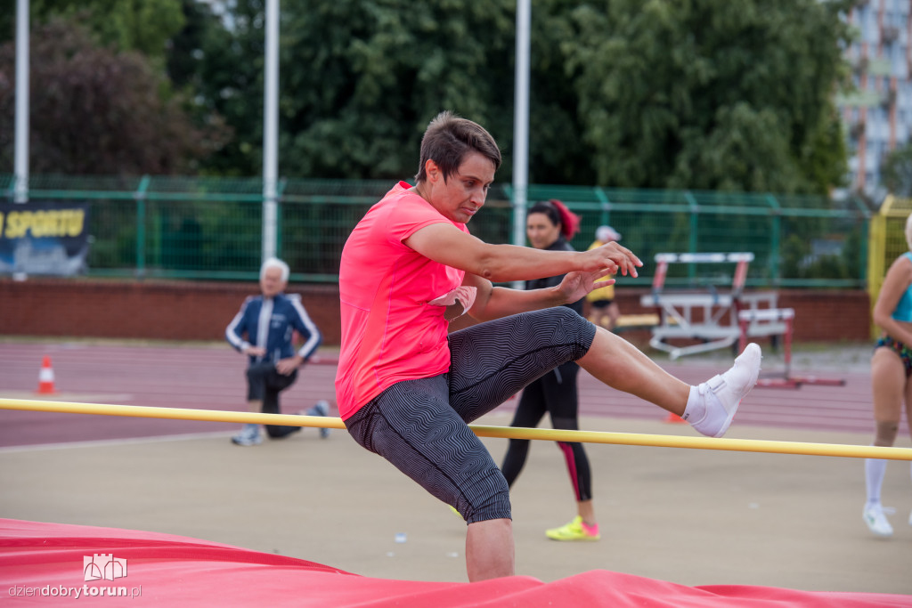Zawody lekkoatletyczne na stadionie