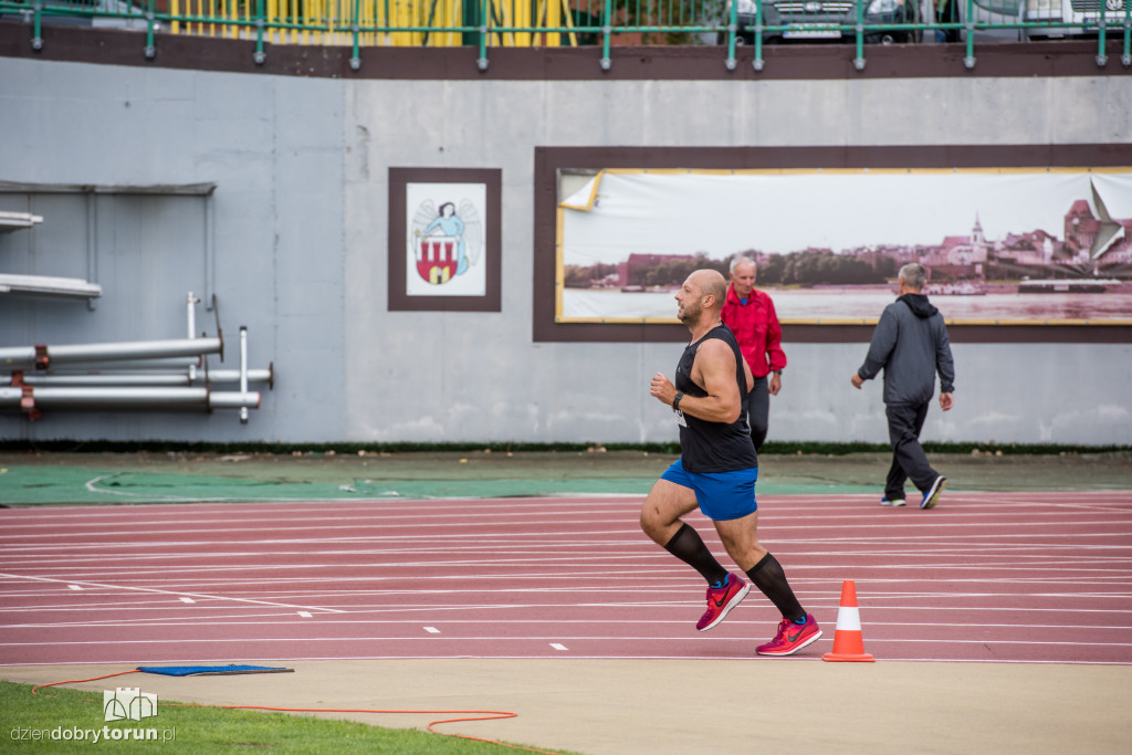 Zawody lekkoatletyczne na stadionie
