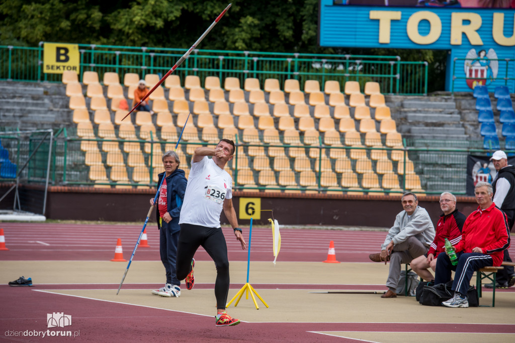 Zawody lekkoatletyczne na stadionie