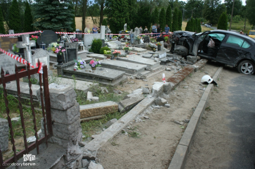 Wypadła z drogi i wjechała  na cmentarz