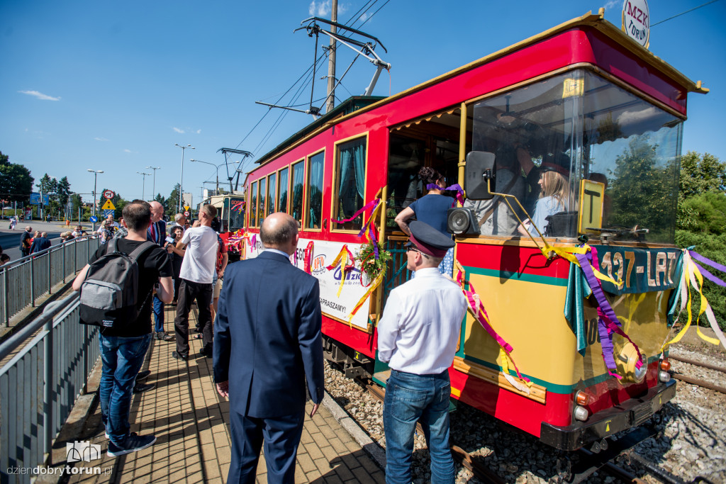 Powiedzieli sobie tak w tramwaju!