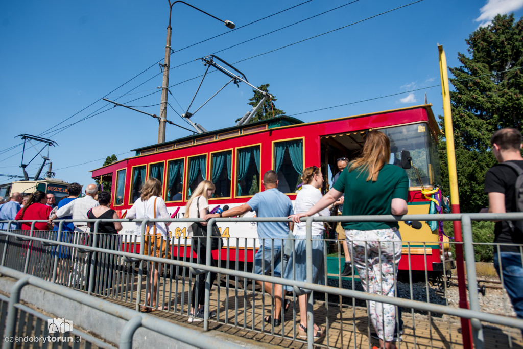 Powiedzieli sobie tak w tramwaju!