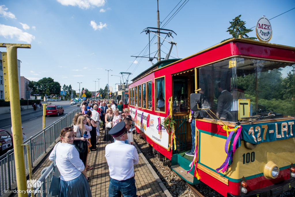 Powiedzieli sobie tak w tramwaju!