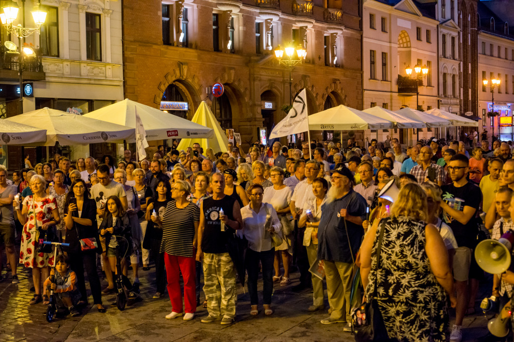 Torunianie protestują pod Kopernikiem