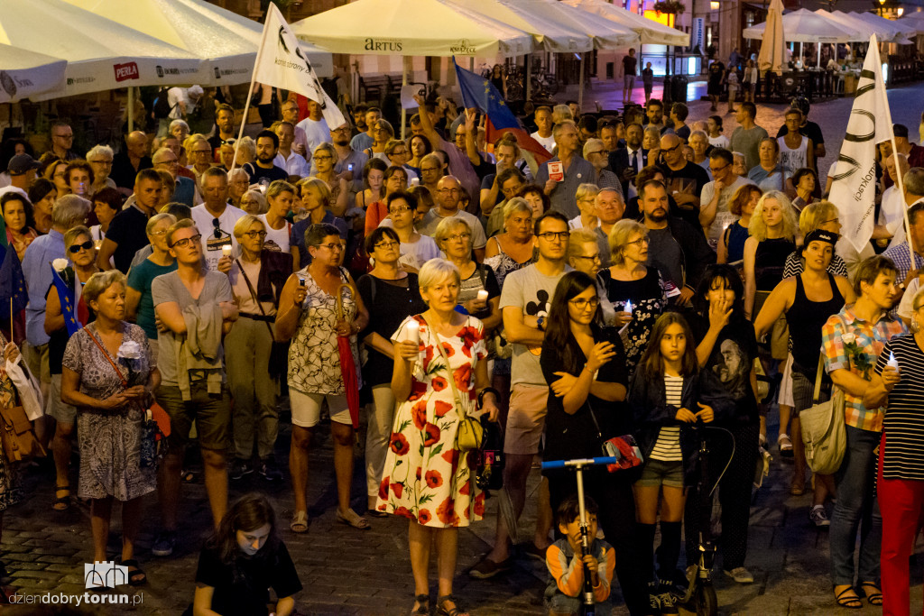 Torunianie protestują pod Kopernikiem