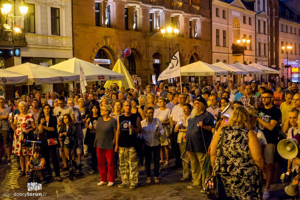 Torunianie protestują pod Kopernikiem