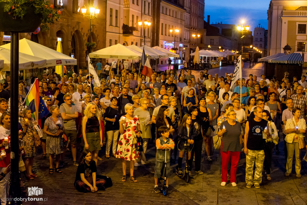 Torunianie protestują pod Kopernikiem