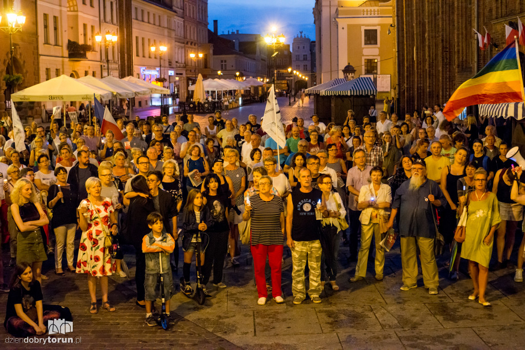 Torunianie protestują pod Kopernikiem