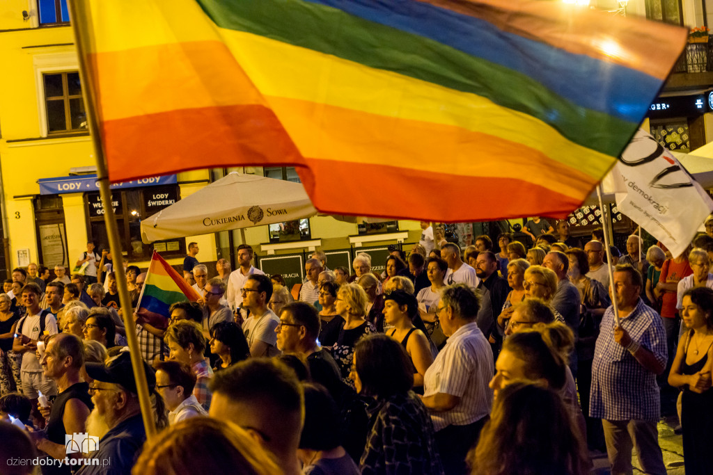 Torunianie protestują pod Kopernikiem