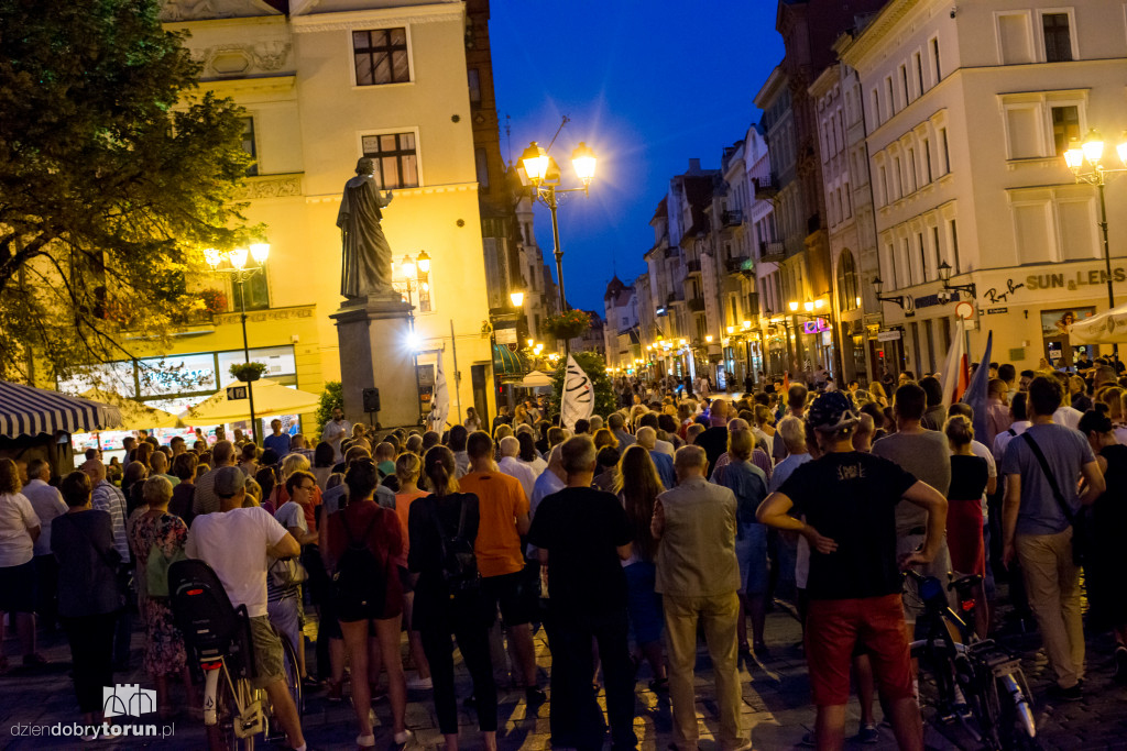 Torunianie protestują pod Kopernikiem