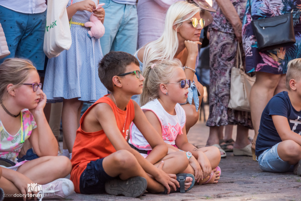 Akrobacje na Rynku Staromiejskim