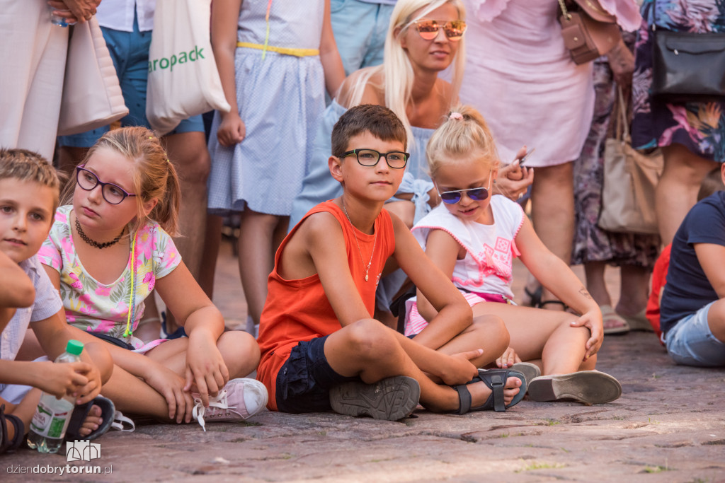 Akrobacje na Rynku Staromiejskim