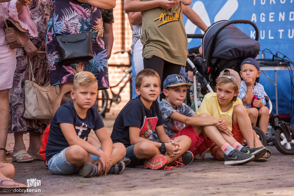 Akrobacje na Rynku Staromiejskim