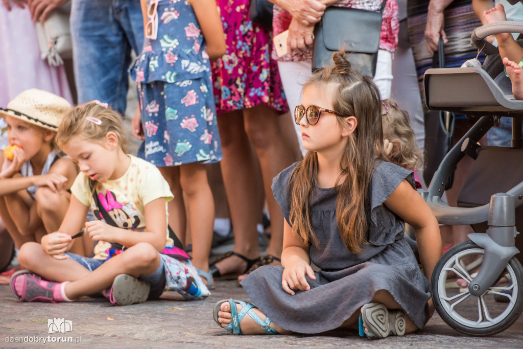 Akrobacje na Rynku Staromiejskim