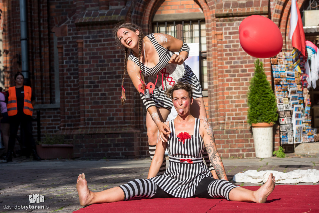 Akrobacje na Rynku Staromiejskim