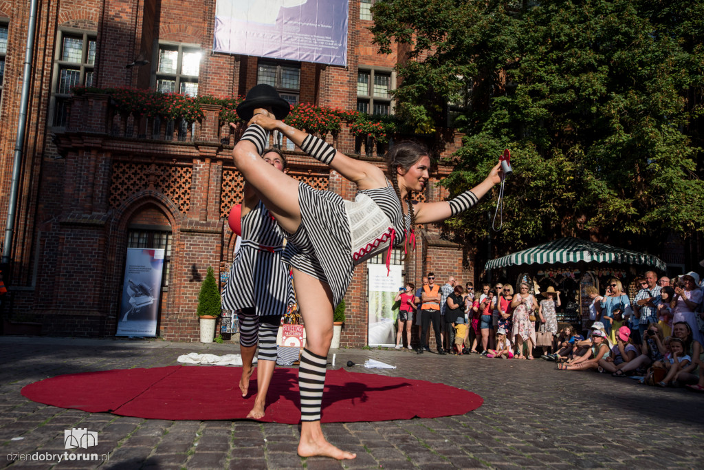 Akrobacje na Rynku Staromiejskim