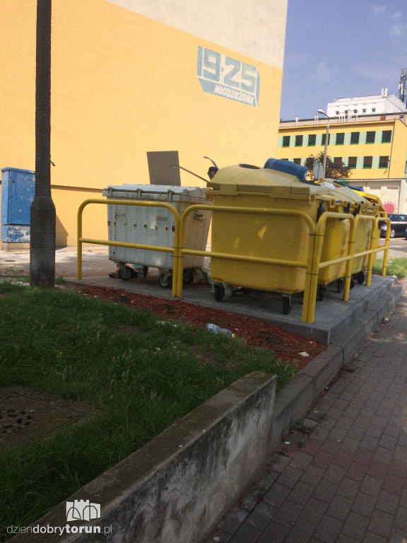 Śmieciowisko przy ul. Młodzieżowej
